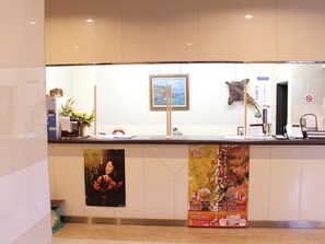 ・[Front] Please come to the front desk for reception.
