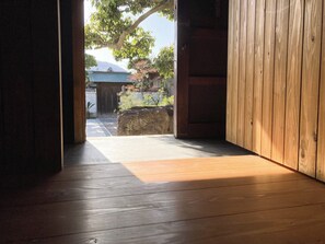 ・[Ayaori/Entrance] A wooden entrance. Relax in a warm and inviting space.