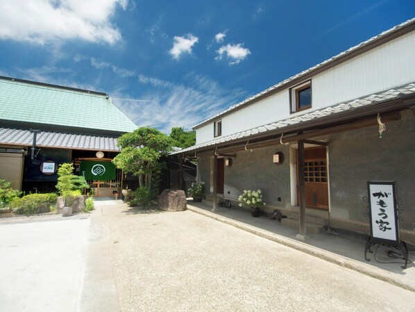 ・[Exterior] "Ayaori" and "Shirakan" were named after the soy sauce made here.