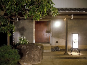 ・[Ayaori/Exterior] The unique attraction of this place is the experience of having a traditional soy sauce brewery all to yourself.