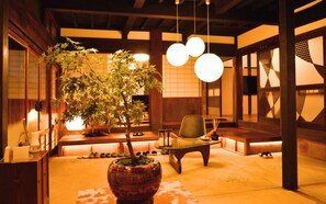 Entrance (earthen floor)