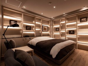 ・[Karaoke room (smoking)] A room with indirect lighting
