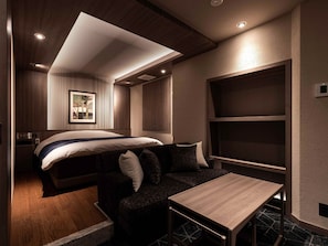 ・[Karaoke room (smoking)] Take a good rest on the large bed