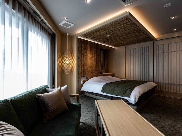 ・[Balcony Suite] You can separate the rooms by closing the door.