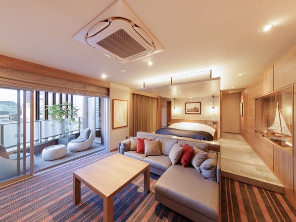 ・[Suite double room with open-air bath] A space full of openness. You can see the city of Hiroshima from the balcony.