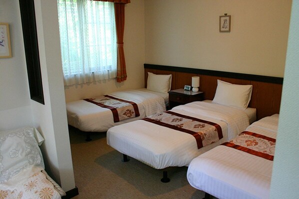 Room 201 Western-style room with 3 single beds