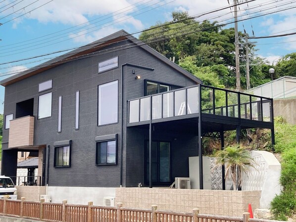 ・[Exterior] From the terrace on the second floor, you can enjoy a panoramic view of the Awaji Sea and the Kobe cityscape.