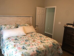 second bedroom queen bed
