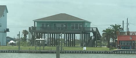 Your 3 BR 2 BA Dream vacation home on the water in Sargent with Handicap Ramp
