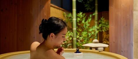 Half open-air bath with a Japanese garden. ☞You can drink Japanese sake in the bathtub while admiring the Japanese garden.