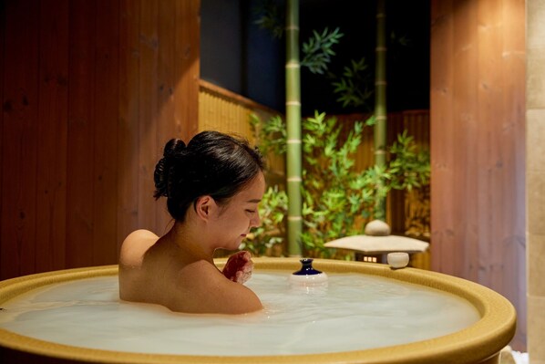 庭付の半露天風呂（信楽焼・陶器浴槽） Half open-air bath with a Japanese garden. ☞You can drink Japanese sake in the bathtub while admiring the Japanese garden.