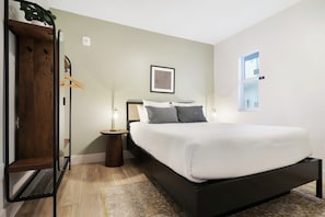 Bedroom (Queen)