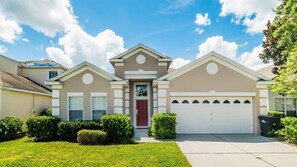 Beautiful 4 bed 3 bath villa located in Windsor Palms Resort