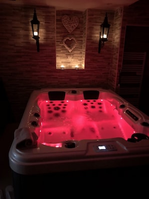 Hot Tub / whirlpool bath (Indoor)