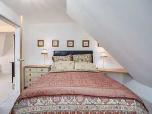 Upstairs double bedroom | Orchard House - Blinkbonny Cottages, Auchtermuchty