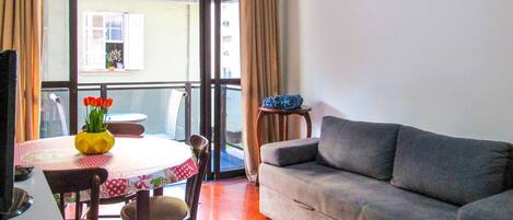 Hospede-se em um lindo apartamento com ótima localização em Santos/SP