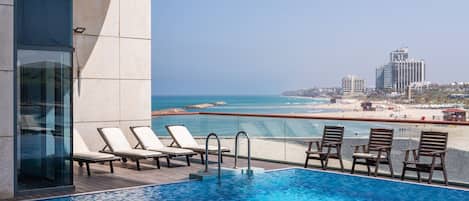Herzliya apartment with swimming pool access