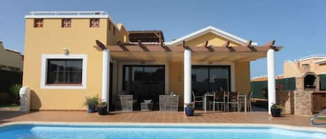 Villa, 25 sq m heated pool, bbq/outdoors kitchen.