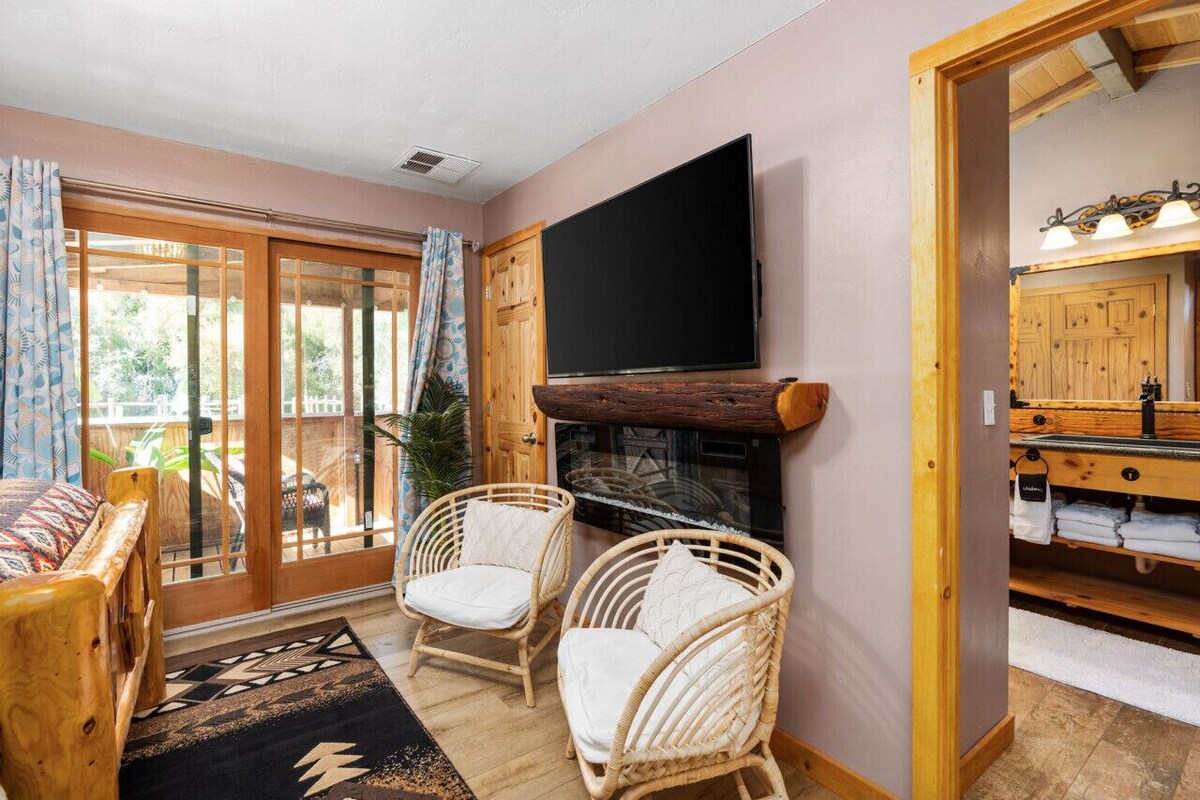 Perfectly located Yosemite boho cabin with HOT TUB