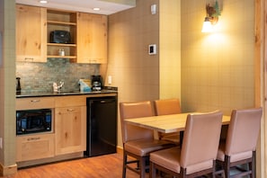 Prepare snacks for hikes or a ski day in the lovely kitchenette.