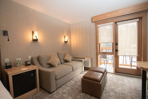 This room embody warm mountain elegance.