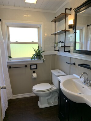 Freshly renovated bathroom with full tub/shower