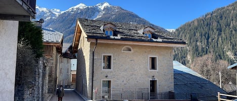 Le chalet vue de la montée de l'Eglise. Nous sommes au 1er et 2e étage.