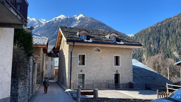 Le chalet vue de la montée de l'Eglise. Nous sommes au 1er et 2e étage.