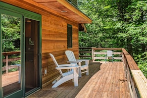 Luxe Quechee home on quiet road – chef’s kitchen, two-car garage, screened porch