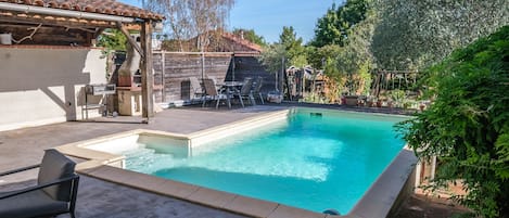 Terrasse, piscine, barbecue, jardin avec balançoire et toboggan