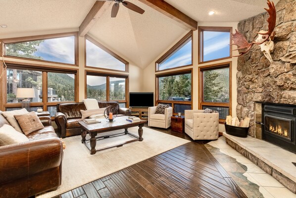 Flooring, Hardwood, Floor, Building, Living Room
