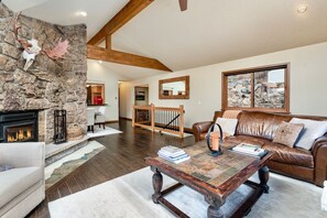 Flooring, Hardwood, Furniture, Living Room, Indoors