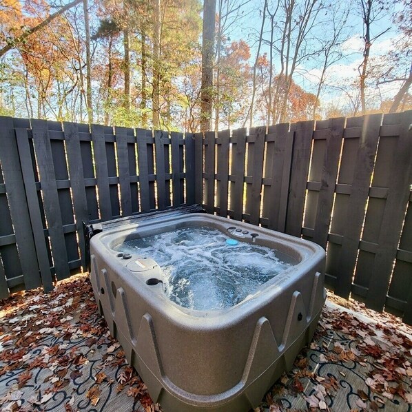 Tub, Hot Tub, Indoors, Outdoors, Yard