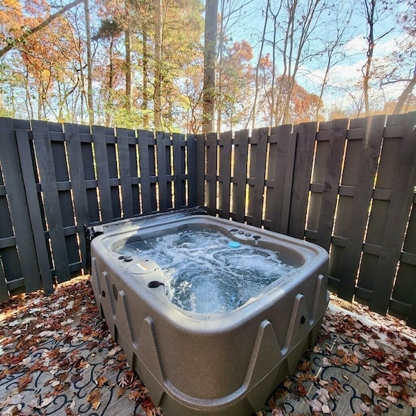 Tub, Hot Tub, Indoors, Outdoors, Yard