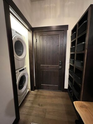 Entry with washer and dryer