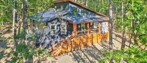 Broken Bow Vacation Rental | 2BR | 2BA | Stairs Required | 980 Sq Ft