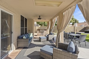 Covered patio with ceiling fan 