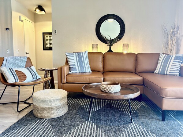 LIVING ROOM - cozy living room with plenty of seating for everyone.