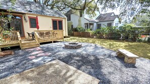 Shared back yard with firepit. Deck is reserved for the house guests only.