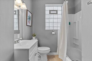 Full Bathroom/Tub/Shower Combo