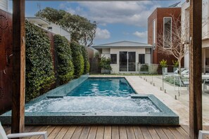 Enormous heated pool and 10 man 40 degree spa!