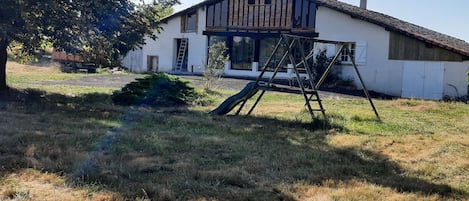 Notre ferme, domaine
Vue extérieure à votre arrivée
Charme, balancoire étang