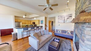 Spacious Living Area - Spacious Living Area