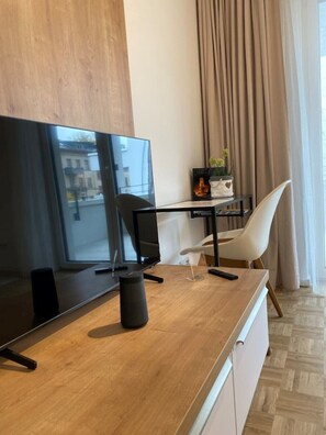 Smart TV und Schreibtisch Ecke