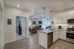 Flooring, Floor, Hardwood, Room, Indoors