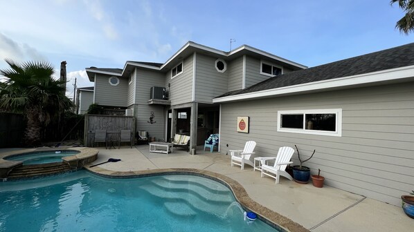 Amazing pool and hot tub