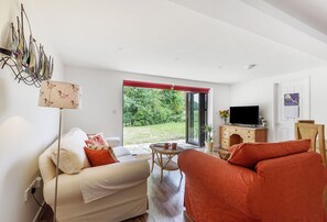 Ramblers, Marnhull: The open-plan sitting area with bi-folding doors to the garden