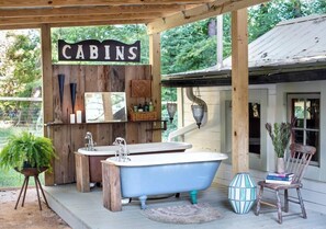 Outdoor bathtubs to enjoy with a friend.