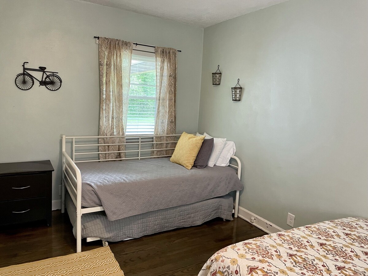 Roanoke Retreat- close to airport & downtown