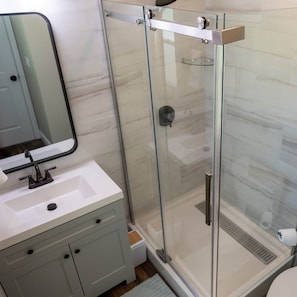 Principal bathroom (2)